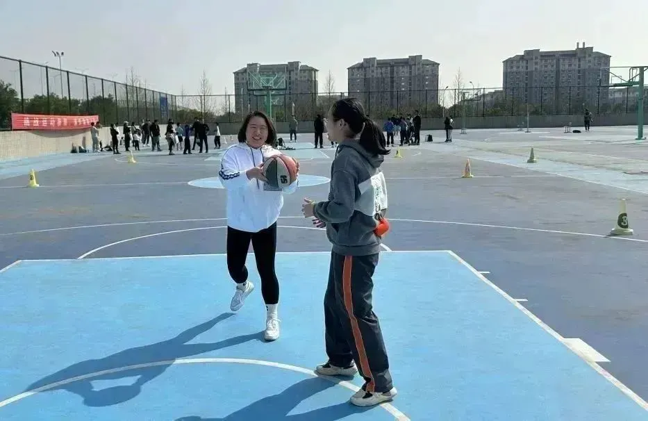 老年篮球爱好者如何安全参与比赛_0